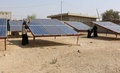 イエメン首都サヌア北西のアブスで太陽光発電所を運営するイマン・ハディさん率いる女性グループ（2021年3月9日撮影）。(c)AFP