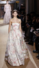 フランス・パリ市内で発表されたヴァレンティノ（VALENTINO）の12年春夏オートクチュールコレクション（2012年1月25日撮影）。(c)AFP/ALEXANDER KLEIN