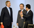 2008年3月15日、千葉県幕張（Makuhari）で開催されている、京都議定書（Kyoto Protocol）以後の温暖化対策を話し合う閣僚級会合（G20）で、甘利明（Akira Amari）経済産業相（右）と鴨下一郎（Ichiro Kamoshita）環境相（中央）に出迎えられるトニー・ブレア（Tony Blair）前英国首相。(c)AFP/KAZUHIRO NOGI