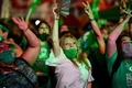 アルゼンチン首都ブエノスアイレスにある国会議事堂前で、人工妊娠中絶合法化法案の可決を受け歓喜する賛成派（2020年12月30日撮影）。(c)RONALDO SCHEMIDT / AFP