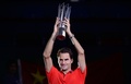 男子テニス、上海マスターズ（2014 Shanghai Rolex Masters）シングルス決勝。優勝を飾り、トロフィーを掲げるロジャー・フェデラー（Roger Federer、2014年10月12日撮影）。(c)AFP/JOHANNES EISELE