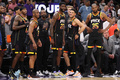 22-23NBAプレーオフ、ウエスタンカンファレンス1回戦、フェニックス・サンズ対ロサンゼルス・クリッパーズ。ベンチに集まるフェニックス・サンズの（左から）トーリー・クレイグ、クリス・ポール、テレンス・ロス、ディアンドレ・エイトン、デビン・ブッカー、ケビン・デュラント（2023年4月18日撮影）。(c)Christian Petersen/Getty Images/AFP