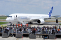 仏南西部トゥールーズ（Toulouse）で、試験飛行を終えた欧州航空機大手エアバス（Airbus）の次世代旅客機「A350」の乗員に拍手する人たち（2013年6月14日撮影）。(c)AFP/ERIC CABANIS