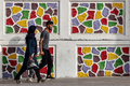 イラン・テヘラン南部を歩く男女（2022年7月4日撮影、資料写真）。(c)ATTA KENARE / AFP