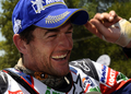 ダカールラリー2011第13ステージを終了し、総合優勝に喜ぶKTMのマルク・コマ（Marc Coma、2011年1月15日撮影）。(c)AFP/DANIEL GARCIA