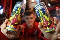燃えるロシア大統領府（クレムリン）のイラストをあしらった缶ビール。ウクライナ西部リビウのプラウダ醸造所で（2022年12月19日撮影）。(c)YURIY DYACHYSHYN / AFP
