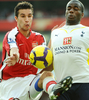 09-10イングランド・プレミアリーグ、アーセナル（%%Arsenal%%）対トッテナム・ホットスパー（%%Tottenham Hotspur%%）。試合はアーセナルが3-0でノースロンドンダービーを制した。写真はトッテナム・ホットスパーのレドリー・キング（%%Ledley King%%、右）とボールを競るアーセナルのロビン・ファン・ペルシー（%%Robin Van Persie%%、左）。（2009年10月31日撮影）(c)AFP/CARL DE SOUZA