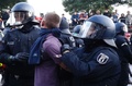 ドイツ北部ハンブルクで行われた、主要20か国・地域（G20）に抗議するデモの現場で、参加者を拘束する警官隊（2017年7月6日撮影）。(c)AFP/Odd ANDERSEN