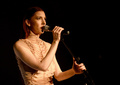 米・カリフォルニア（California）州のハリウッド・フォーエバー墓地（Hollywood Forever Cemetery）で歌手クリスタ・ベル（Chrysta Bell）がパフォーマンスを披露した（2013年5月12日撮影）。(c)AFP/Getty Images/Kevin Winter