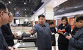 デパートを視察する金正恩朝鮮労働党委員長。朝鮮中央通信配信（2019年4月8日配信、撮影日不明）。(c)AFP PHOTO/KCNA VIA KNS