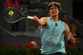 テニス、マドリード・オープン、男子シングルス準決勝。リターンを打つアレクサンダー・ズベレフ（2022年5月7日撮影）。(c)ABRIEL BOUYS / AFP