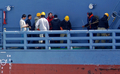 2008年1月15日、南極海の日本の調査捕鯨船、第2勇新丸（Yushin Maru No 2）の甲板に侵入し拘束された、米国の環境保護団体「シー・シェパード（Sea Shepherd）」のメンバーでオーストラリア人のベンジャミン・ポッツ（Benjamin Potts）さん（右から2人目）と英国人のジャイルズ・レーン（Giles Lane）さん（左から5人目）。(c)AFP/SEA SHEPHERD CONSERVATION SOCIETY