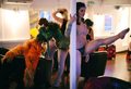 英ロンドン（London）で26日、恒例のロンドン・バーレスク・フェスティバル（London Burlesque Festival）が始まった。

バーレスクは、19世紀に発展したコメディーとお色気、ミュージカルを融合させたエンターテインメントショー。ロンドンのショーには、世界各国からダンサーやパフォーマーが集まる。

写真は、楽屋でオープニングショーに備えるダンサー（2011年4月26日撮影）。(c)AFP/CARL DE SOUZA