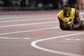 第16回世界陸上ロンドン大会、男子4×100メートルリレー決勝。負傷してトラックに倒れたジャマイカのウサイン・ボルト（2017年8月12日撮影）。(c)AFP/Jewel SAMAD