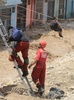 ペルーの首都リマ東部のウアチパ地区で、洪水で取り残された住民たちの救出にあたる救助隊員（2017年3月17日撮影）。(c)AFP/CRIS BOURONCLE