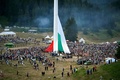 ブルガリア・ロジェンで、巨大なブルガリア国旗を掲げる人々（2023年7月13日撮影）。(c)Nikolay DOYCHINOV / AFP