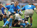 ラックからパスを出すイタリアのシモン・ピコーネ（%%Simon Picone%%）。(c)AFP/FRANCK FIFE