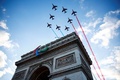 仏パリのシャンゼリゼ通りで行われたパリ五輪・パラリンピックの祝賀パレードで、アクロバット飛行を披露する仏空軍のチーム「パトルイユ・ド・フランス｣（2024年9月14日撮影）。(c)Sarah Meyssonnier/ POOL/ AFP