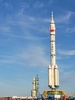 有人宇宙船「神舟12号」と「長征2号F遥12」の複合体が打ち上げエリアに運ばれました（2021年6月10日提供）。(c)CGTN Japanese