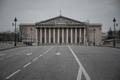 人通りのなくなった仏パリの国民議会に続く橋（2020年3月18日撮影）。(c)Philippe LOPEZ / AFP