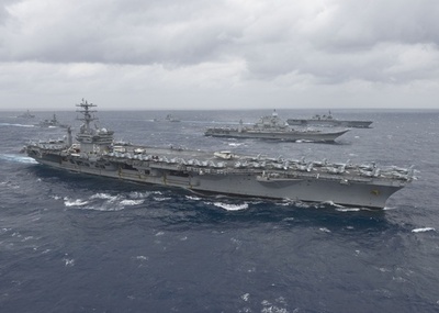 米海軍がイラン艦船に接近し警告射撃、革命防衛隊