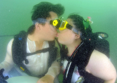 海より深く山より高い愛、バレンタインに水中・空中結婚式 タイ