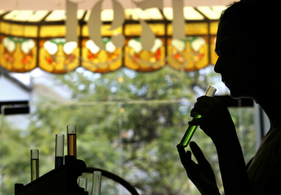 UAEとカタールで「殺人香水」のうわさ、当局は否定に躍起