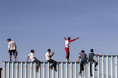 中米の移民キャラバン、一部が対米国境に到着 米側はバリケード設置