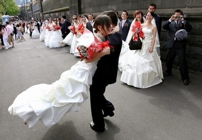 高学歴の女性ほど結婚する、オーストラリアの大学による調査結果