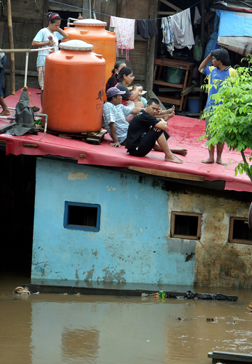 雨期の豪雨で洪水発生、低所得層数百人が自宅から避難 - インドネシア