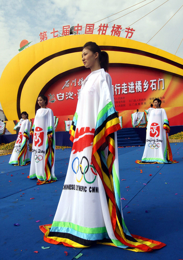 フルーツ・フェスティバルに北京五輪デザインのガウンや水着登場