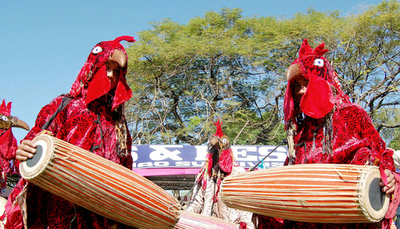 インド北東部の祭典で伝統の舞いを披露