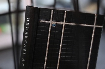 ダイヤ1000粒散りばめた「ティファニーで朝食を」初版本 NYで展示