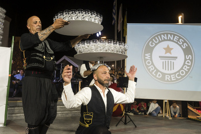 【今日の1枚】頭にグラス468個 新記録に挑戦 キプロス