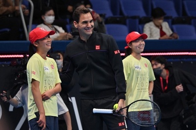 フェデラー氏、錦織らと都内でイベント 子どもにテニス教室