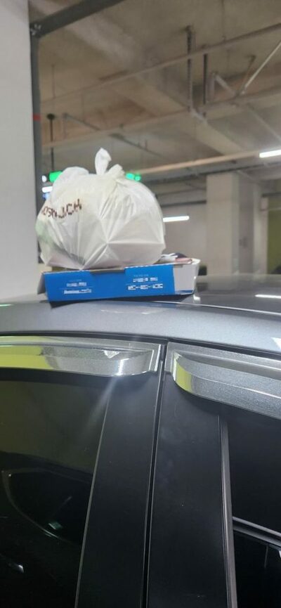 韓国・失われたマナー…ボンネットにピザ、ルーフにゴミ「他人の車はゴミ置き場ではない」
