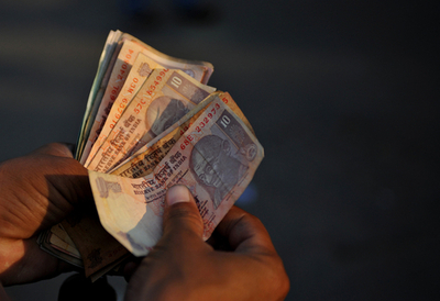 一夜にして億万長者！？預金残高100億ドルに高校教師びっくり、インド