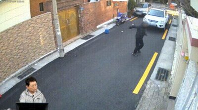 クラクションに驚いて倒れたお年寄り、助けず走り去ればひき逃げ？…韓国で映像拡散