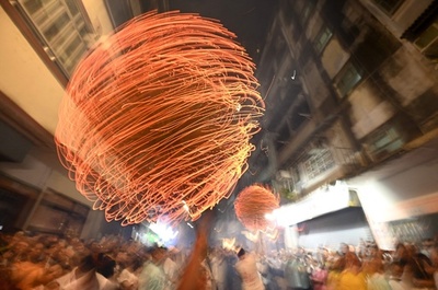 【今日の1枚】香港の路地に火の玉、ドラゴン旋風