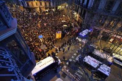 独警察、カタルーニャ前首相の身柄拘束 バルセロナで大規模デモ