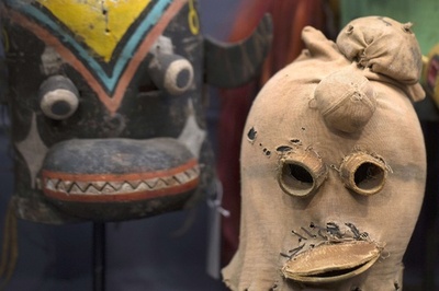 米先住民が神聖視するマスク、批判の中で競売決行