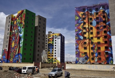 標高4000mのボリビアの都市、高層住宅色鮮やかに衣替え