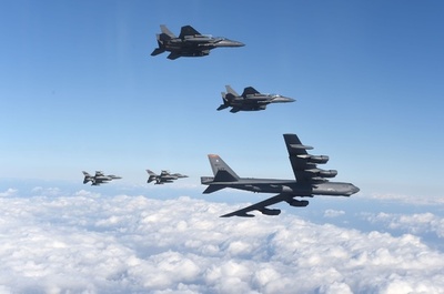 米軍B52爆撃機が韓国で低空飛行、北朝鮮をけん制