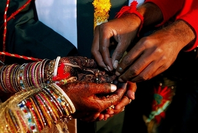 複数の年上男性だまし財産持ち逃げした女を拘束、インド