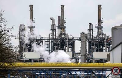 ロシア最大級製油所に無人機攻撃 前線から1400キロ 