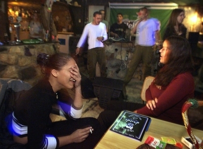 ノンストップ・カラオケ世界記録、446時間4分5秒でストップ