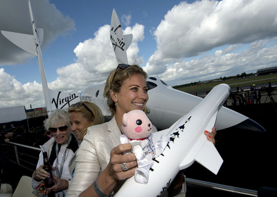 英ヴァージンの宇宙旅行、「旅客第1号」はブランソン氏自身と息子2人に