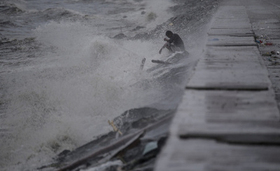 台風26号がフィリピン直撃、住民約1万人が避難