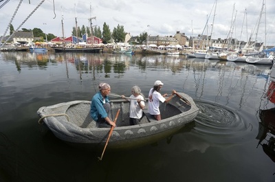 重さ3.6トンでも沈まない！石の舟 仏