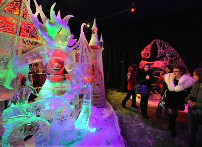 ライトアップされた氷の彫刻、モスクワ